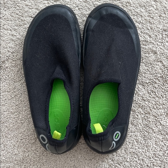 OOFOS Woman’s OOMG EEZEE Low Shoe Slip On Sneaker - Picture 1 of 7